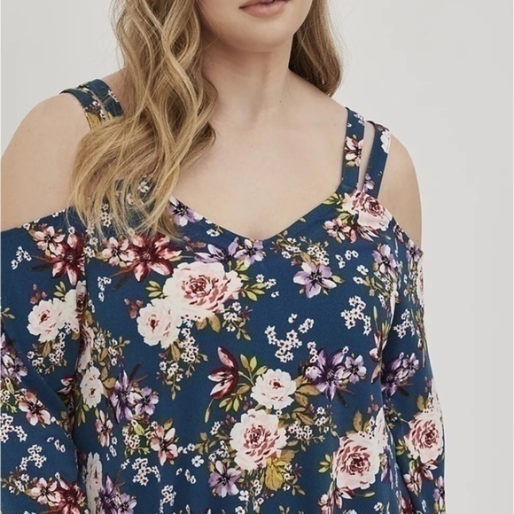 Torrid Knit Crepe V Neck Cutout Cold Shoulder Top Blouse - Picture 4 of 5